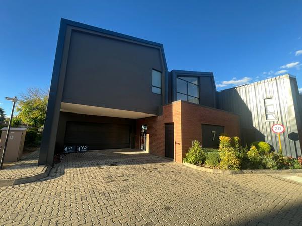 Apartment / Flat For Sale in Broadacres, Sandton